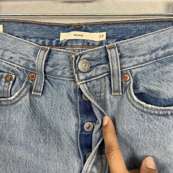 Levi's Wedgie Jeans Size 27 Light Wash Distressed Button Fly Raw Hem L25 - Picture 4 of 13